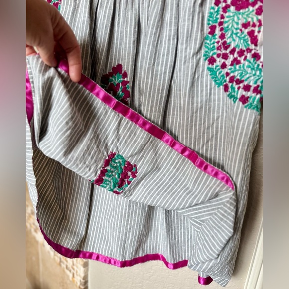 MI GOLONDRINA Flores Blouse - Grey Pinstripe Cotton Top w Red Green Embroidery - Picture 7 of 16